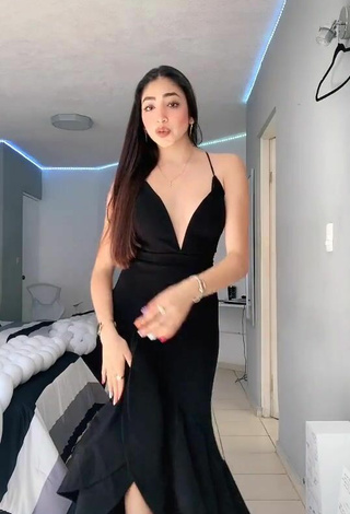 Caliente Rosalinda Salinas enseña escote con Vestido Negro