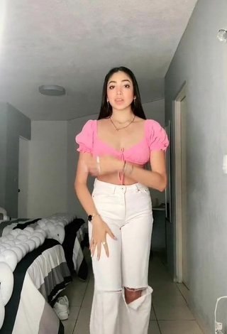 Caliente Rosalinda Salinas enseña escote con Top Corto Rosa