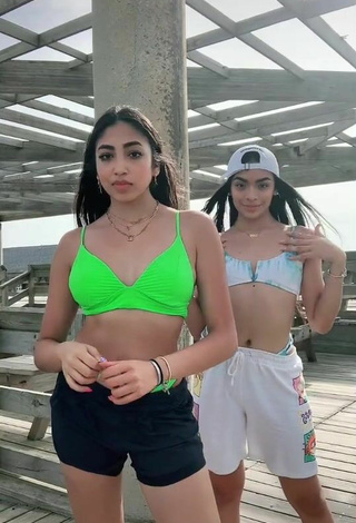 Hermosa Rosalinda Salinas con Sujetador de Bikini