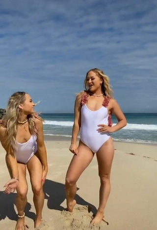 4. Sexy Sam & Teagan Rybka Con Traje De Baño Blanco En La Playa