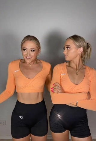 Guapísima Sam & Teagan Rybka con Atractivos Top Corto Naranja