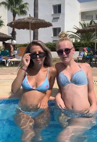 4. Caliente Sabina Pawlik Con Bikini En La Piscina