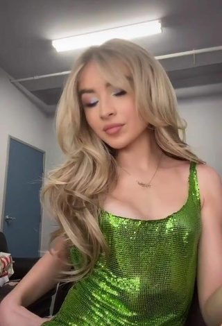 Sexy Sabrina Carpenter con Vestido Verde