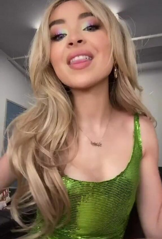 2. Sexy Sabrina Carpenter Con Vestido Verde