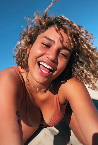 Hermosa Salah Brooks enseña escote con Sujetador de Bikini Marrón en la playa