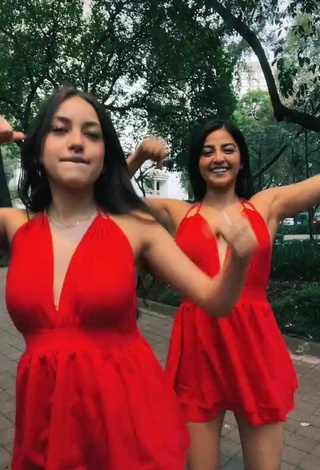 2. Caliente Shaulaponce2.0 Con Vestido Rojo