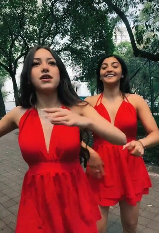 5. Caliente Shaulaponce2.0 Con Vestido Rojo