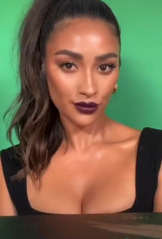 6. Sexy Shay Mitchell Enseña Escote