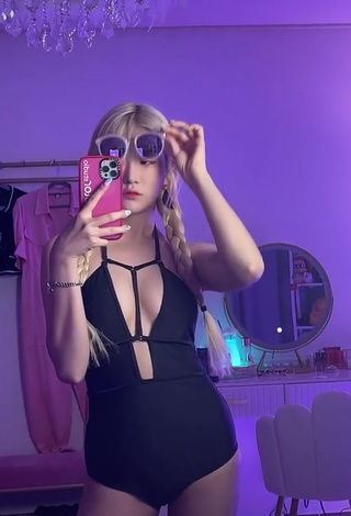 5. Sexy Sia Jiwoo Con Traje De Baño Negro