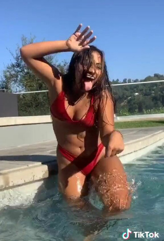 5. Sienna Mae Gomez Enseña Sexy Bikini Rojo En La Piscina