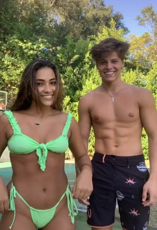 Sienna Mae Gomez Parece Preciosa con Bikini Verde