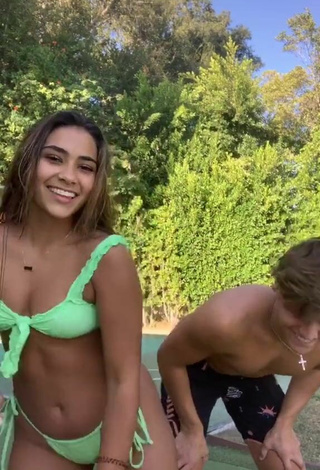 6. Sienna Mae Gomez Parece Preciosa Con Bikini Verde