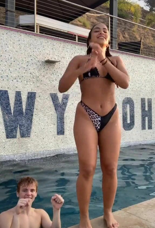 1. Sienna Mae Gomez Parece Magnífica Con Bikini Negro En La Piscina