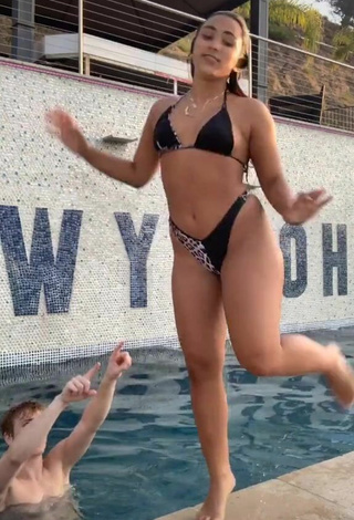 2. Sienna Mae Gomez Parece Magnífica Con Bikini Negro En La Piscina