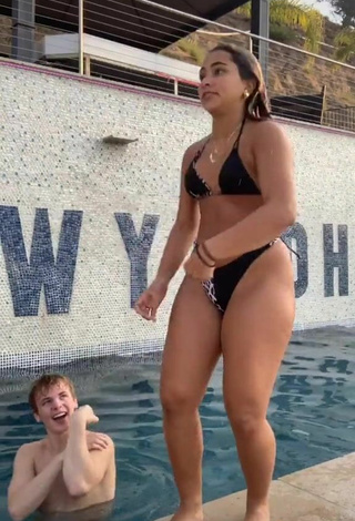 3. Sienna Mae Gomez Parece Magnífica Con Bikini Negro En La Piscina