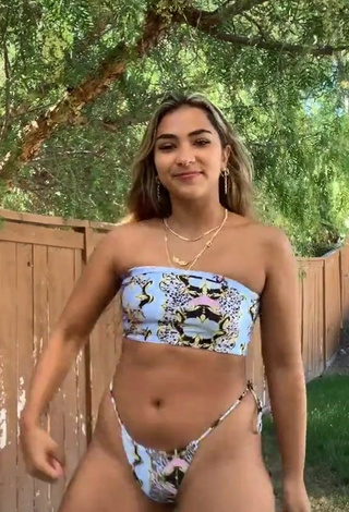 Sienna Mae Gomez enseña Adorable Bikini