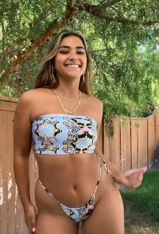 2. Sienna Mae Gomez Enseña Adorable Bikini