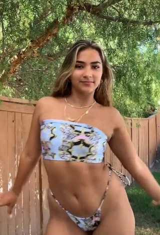 3. Sienna Mae Gomez Enseña Adorable Bikini