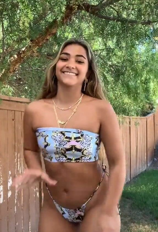 4. Sienna Mae Gomez Enseña Adorable Bikini