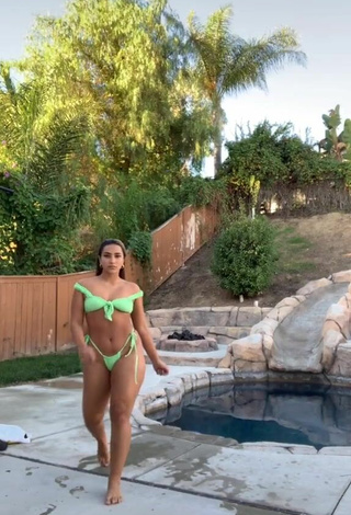 1. Sienna Mae Gomez Enseña Linda Bikini Verde