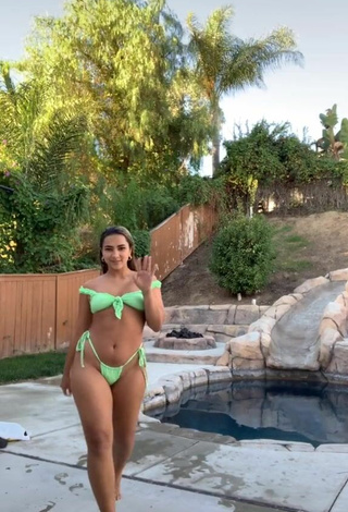 2. Sienna Mae Gomez Enseña Linda Bikini Verde