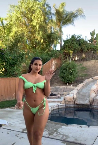 3. Sienna Mae Gomez Enseña Linda Bikini Verde