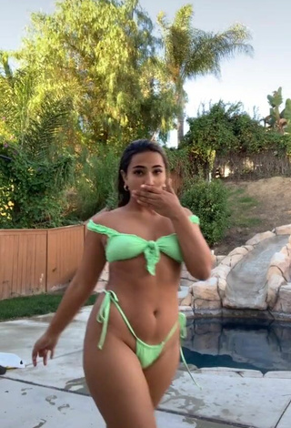 4. Sienna Mae Gomez Enseña Linda Bikini Verde