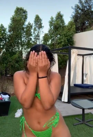 2. Sienna Mae Gomez Enseña Bonita Bikini Verde