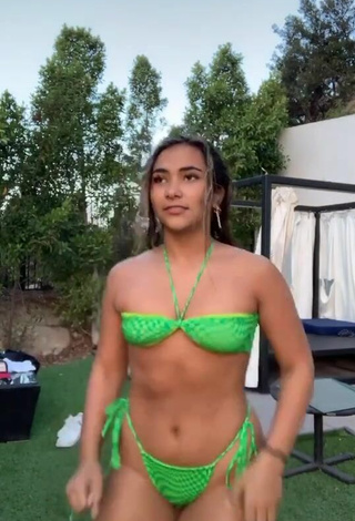 5. Sienna Mae Gomez Enseña Bonita Bikini Verde