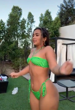 6. Sienna Mae Gomez Enseña Bonita Bikini Verde