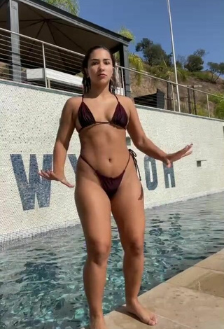 Sienna Mae Gomez Parece Impresionante con Bikini y Tetas Saltarinas