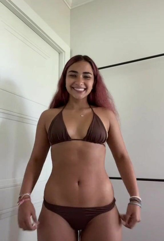 5. Adorable Sienna Mae Gomez Con Bikini Marrón