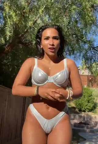 Sienna Mae Gomez Parece Fina con Bikini y Senos Saltarines