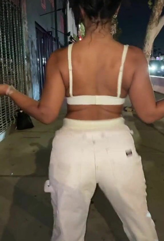 6. Sexy Sienna Mae Gomez Con Sujetador Blanco Mientras Hace Twerking