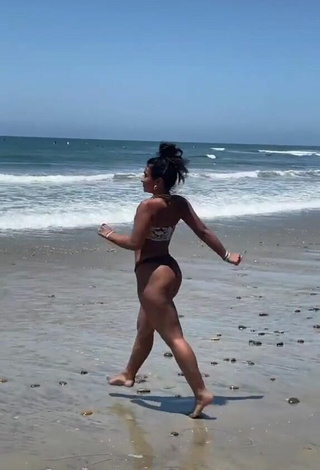 Linda Sienna Mae Gomez Enseña el culo en la playa