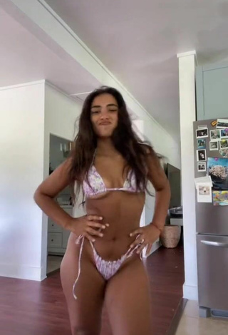 Sexy Sienna Mae Gomez con Mini Bikini