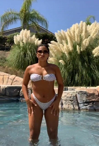 Sienna Mae Gomez con un Cuerpo en Bikini Caliente en la piscina