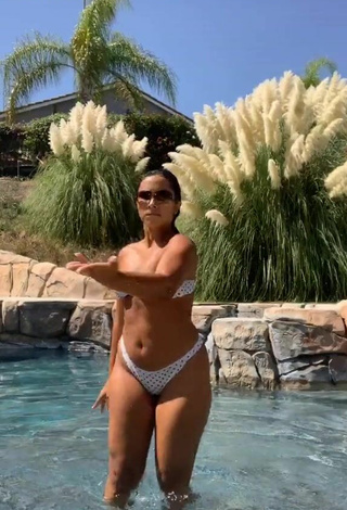 2. Sienna Mae Gomez Con Un Cuerpo En Bikini Caliente En La Piscina