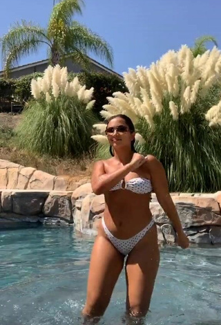 3. Sienna Mae Gomez Con Un Cuerpo En Bikini Caliente En La Piscina