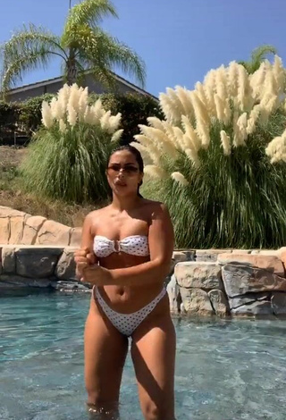 4. Sienna Mae Gomez Con Un Cuerpo En Bikini Caliente En La Piscina