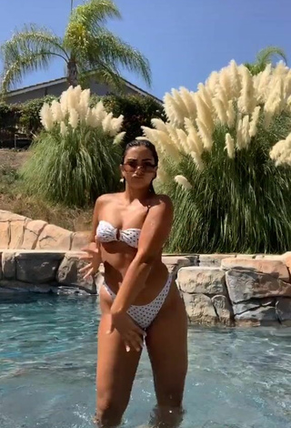 5. Sienna Mae Gomez Con Un Cuerpo En Bikini Caliente En La Piscina