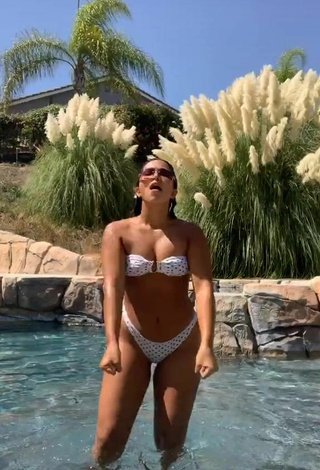 6. Sienna Mae Gomez Con Un Cuerpo En Bikini Caliente En La Piscina