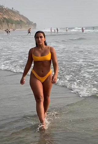 2. Sienna Mae Gomez Con Un Cuerpo En Bikini Sexy Naranja