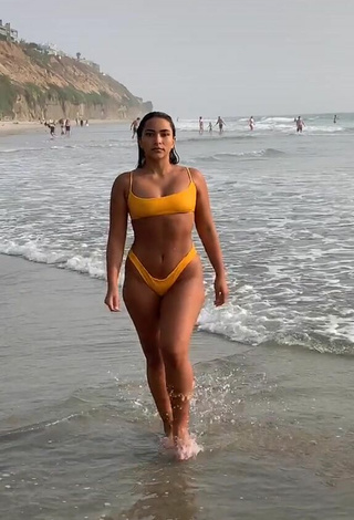 3. Sienna Mae Gomez Con Un Cuerpo En Bikini Sexy Naranja