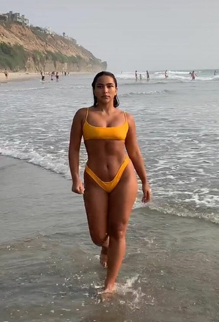 4. Sienna Mae Gomez Con Un Cuerpo En Bikini Sexy Naranja