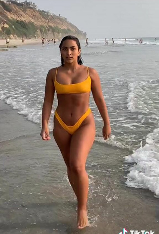 Sienna Mae Gomez con un Cuerpo en Bikini Sexy Naranja