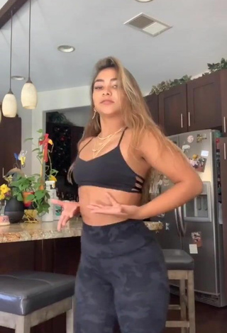 2. Más Caliente Sienna Mae Gomez Con Top Corto Negro