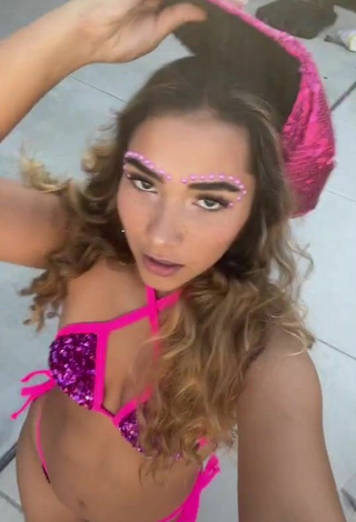 2. Sienna Mae Gomez Demuestra Una Figura Con Bikini Rosado Margarita