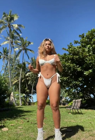 2. Sienna Mae Gomez Demuestra Una Figura Caliente Con Bikini Blanco