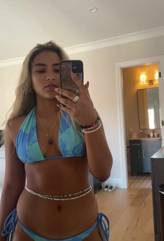 Sienna Mae Gomez con un Cuerpo en Bikini Linda Azul